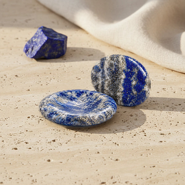 Pierre du stress bleue en lapis lazuli, deux galets de pouce polis veinés de blanc et de pyrite dorée