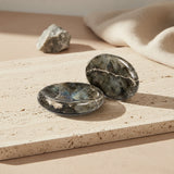 Pierre de Pouce en Labradorite, Petit Format 36 x 28 mm