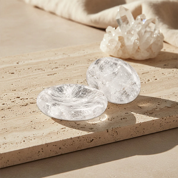 Pierres de pouce en cristal de roche transparent, pierre du stress avec creux pour le pouce, posées sur un travertin beige