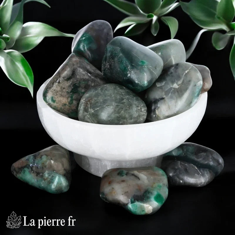 pierres roulées en émeraude naturelle, idéales pour la lithothérapie. Favorise l'amour, la clarté mentale et l'équilibre émotionnel, provenant du Brésil.