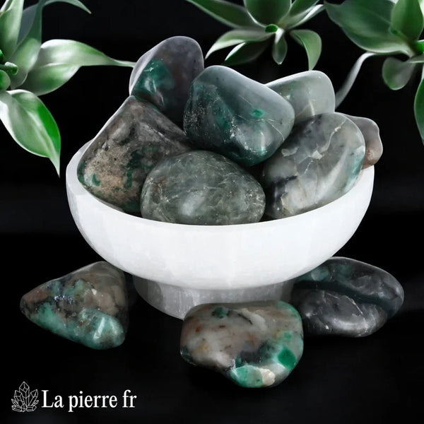 pierres roulées en émeraude naturelle, idéales pour la lithothérapie. Favorise l'amour, la clarté mentale et l'équilibre émotionnel, provenant du Brésil.
