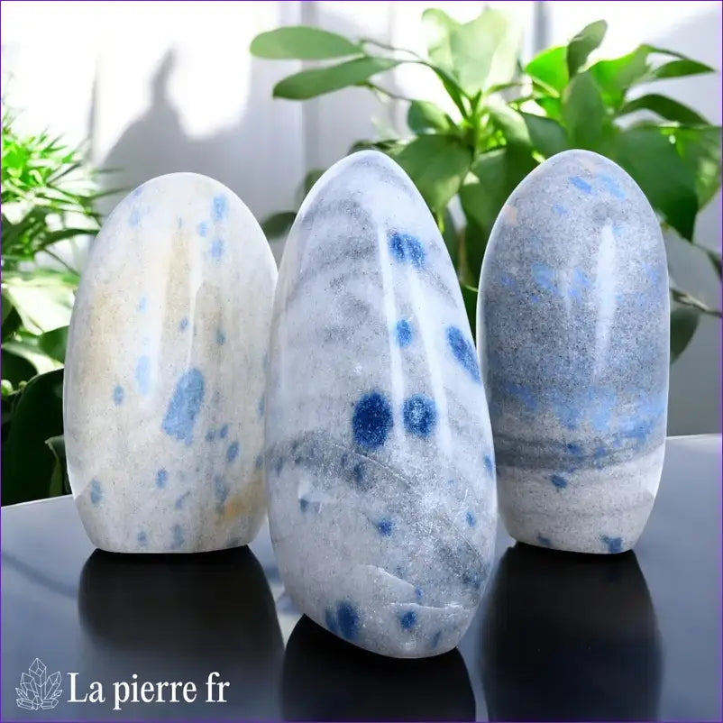Pierre en Quartzite à Lazulite naturelle pour croissance spirituelle et harmonie, idéale pour le chakra du Troisième Œil et du Cœur.