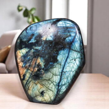 Labradorite naturelle polie de forme libre, pièce à poser sélectionnée par La Pierre FR pour sa beauté irisée et son énergie protectrice.
