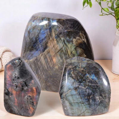Labradorite naturelle aux reflets bleus et violets, sélection La Pierre FR pour ses éclats mystiques et son énergie protectrice.