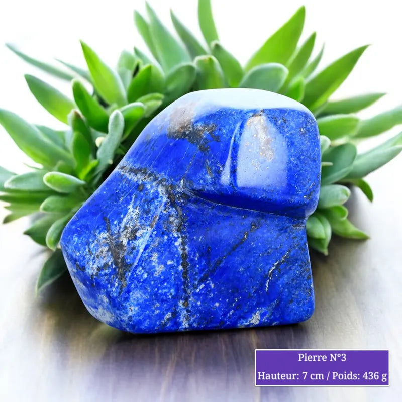 Gros plan sur le Lapis Lazuli à poser, pierre naturelle polie pour le bien-être