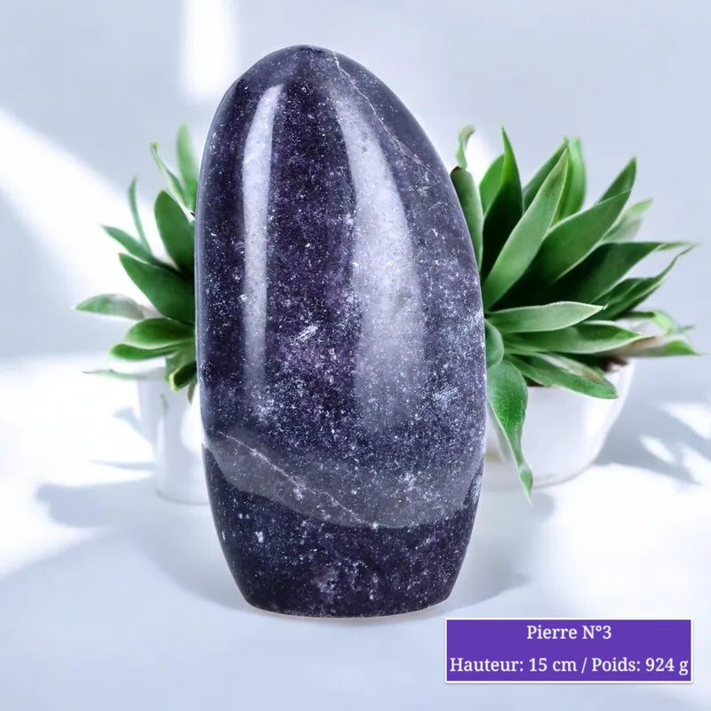 Gros plan sur la Lépidolite Violette à poser, pierre naturelle polie pour la paix