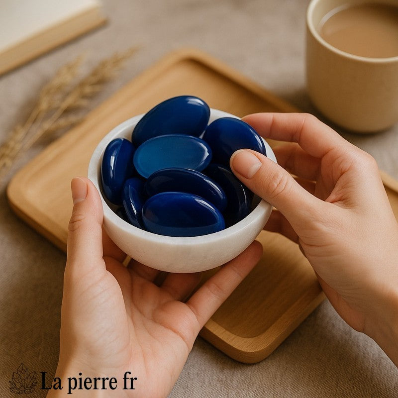 Galet plat d'Agate Bleue en main, pierre naturelle bleue pour lithothérapie