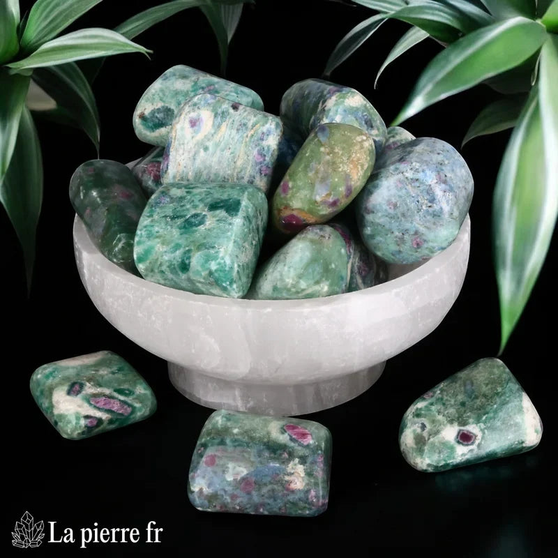 Pierres roulées en Rubis sur Fuchsite naturelle d'Inde. Pierre pour la lithothérapie, guérison émotionnelle et équilibre énergétique.