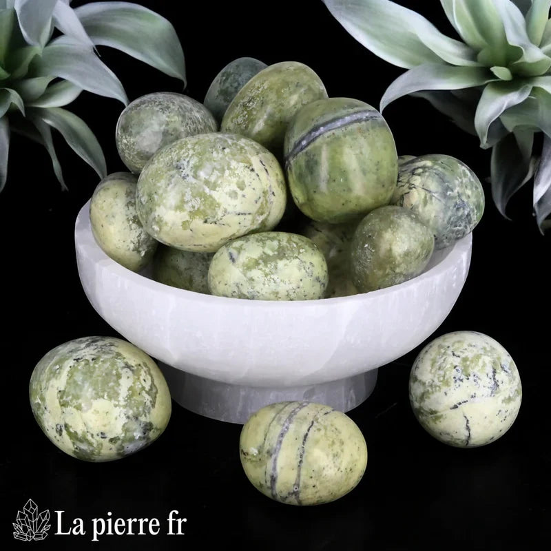 Pierres roulées en Serpentine Verte naturelle du Pérou. Pierre idéale pour la lithothérapie, méditation et régénération.