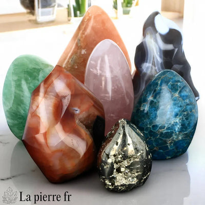 Pierres et minéraux polis à poser – La Pierre FR, formes libres et flammes naturelles pour décoration et énergie positive en lithothérapie.