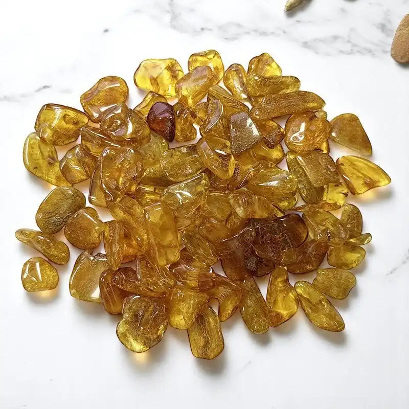 Éclats d'ambre de la Baltique polis, matière première naturelle.