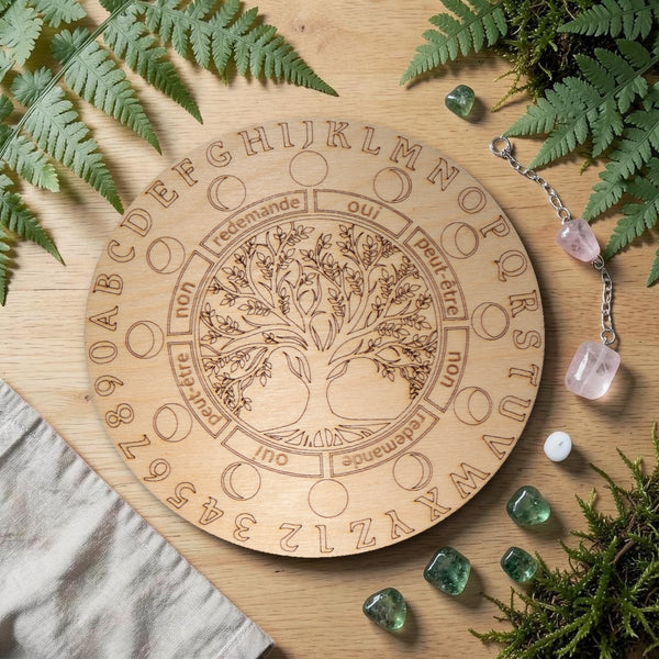 Planche pendule arbre de vie en bois gravé avec alphabet, entourée de fougères
