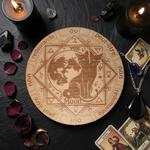 Planche pendule chat noir en bois gravé sur ardoise avec bougies et cartes de tarot