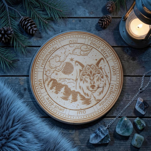 Planche pendule tête de loup en bois gravé sur table rustique avec lanterne