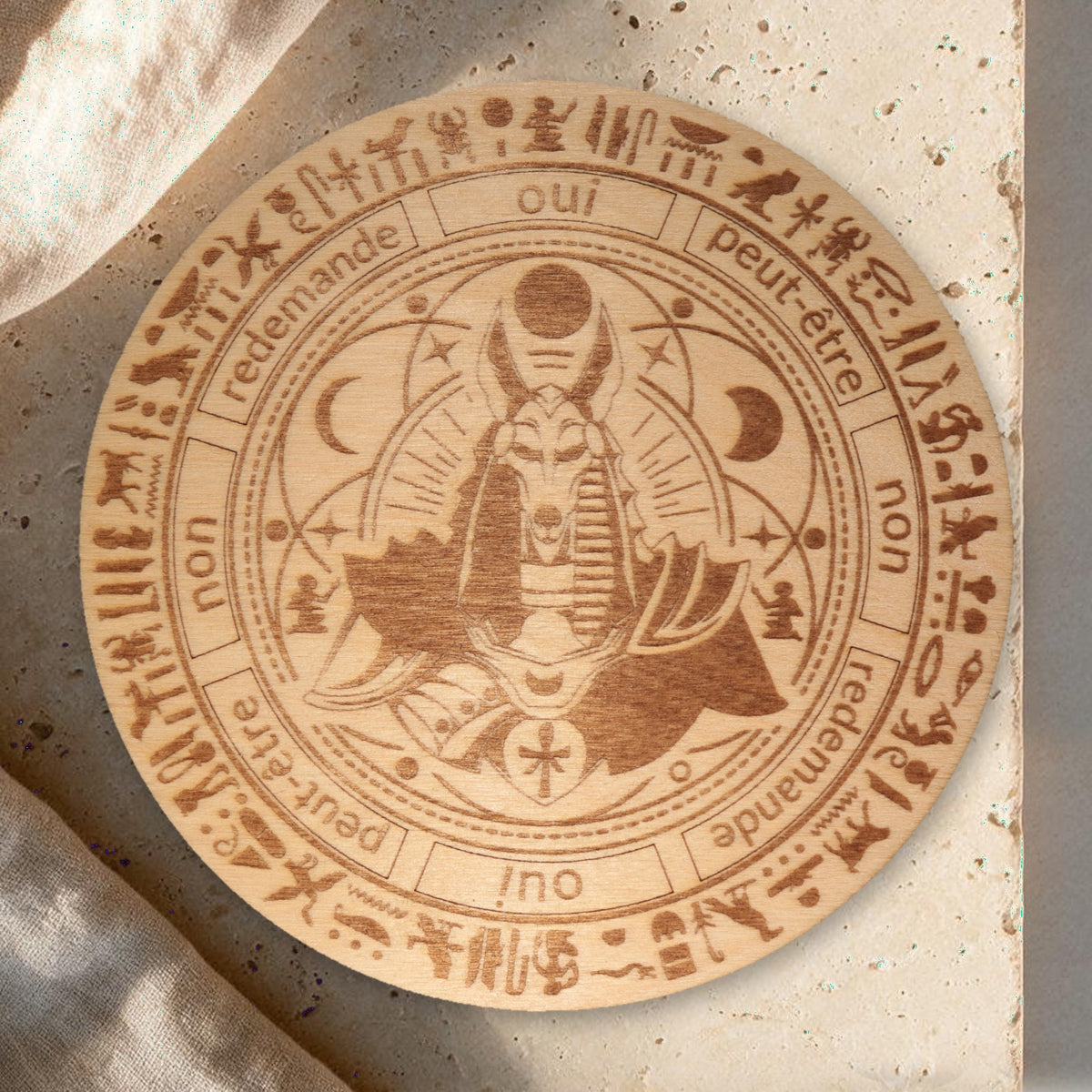 Cadran de radiesthésie Anubis en bouleau gravé, bordure de hiéroglyphes