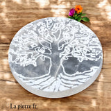 Plaque de rechargement ronde en sélénite naturelle (Ø 10cm), gravée Arbre de Vie. Purifiez et rechargez vos pierres et bijoux. Artisanale, Maroc.