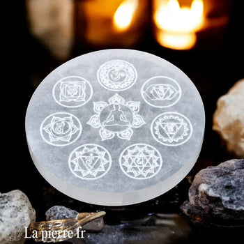 Plaque de rechargement 7 chakras en sélénite véritable – La Pierre FR, outil de lithothérapie pour purifier et harmoniser les énergies.