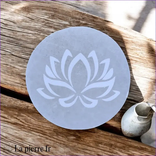 Plaque ronde en Sélénite Fleur de lotus pour recharger vos minéraux
