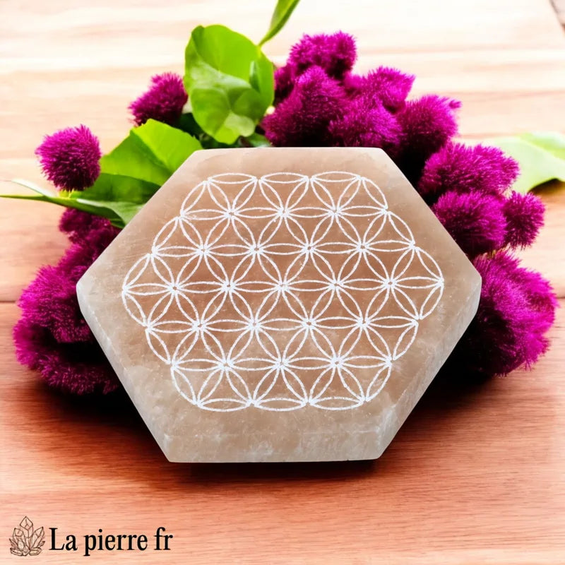 Plaque de rechargement hexagonale en sélénite orange avec Fleur de Vie. Dynamise, purifie et recharge vos pierres et bijoux. Artisanale, Maroc.