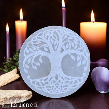 Plaque gravée arbre de vie celtique en sélénite, support La Pierre FR pour recharger bracelets et bijoux en pierres naturelles avec harmonie et symbolisme ancestral.