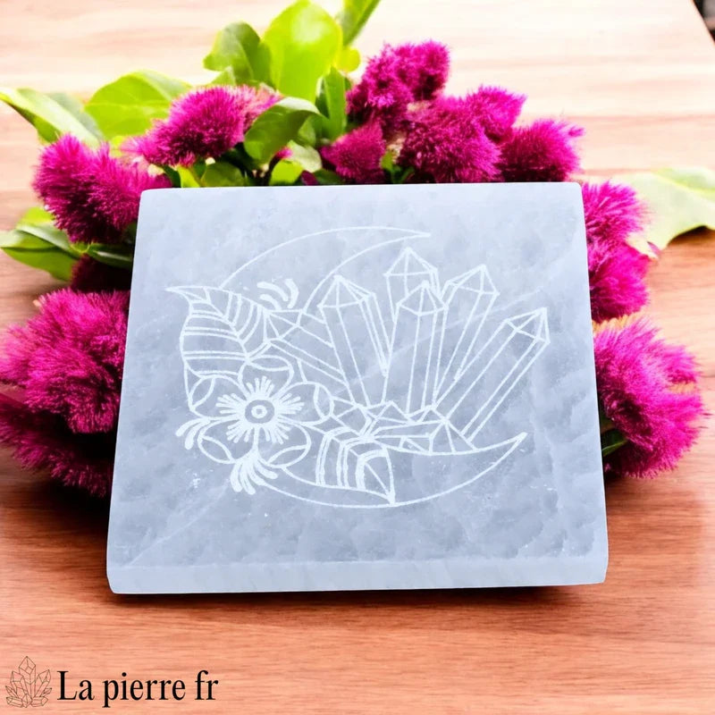 Plaque de rechargement carrée en sélénite naturelle (10x10cm) avec motif Lune et Minéraux. Purifie, recharge et harmonise vos pierres. Artisanale.