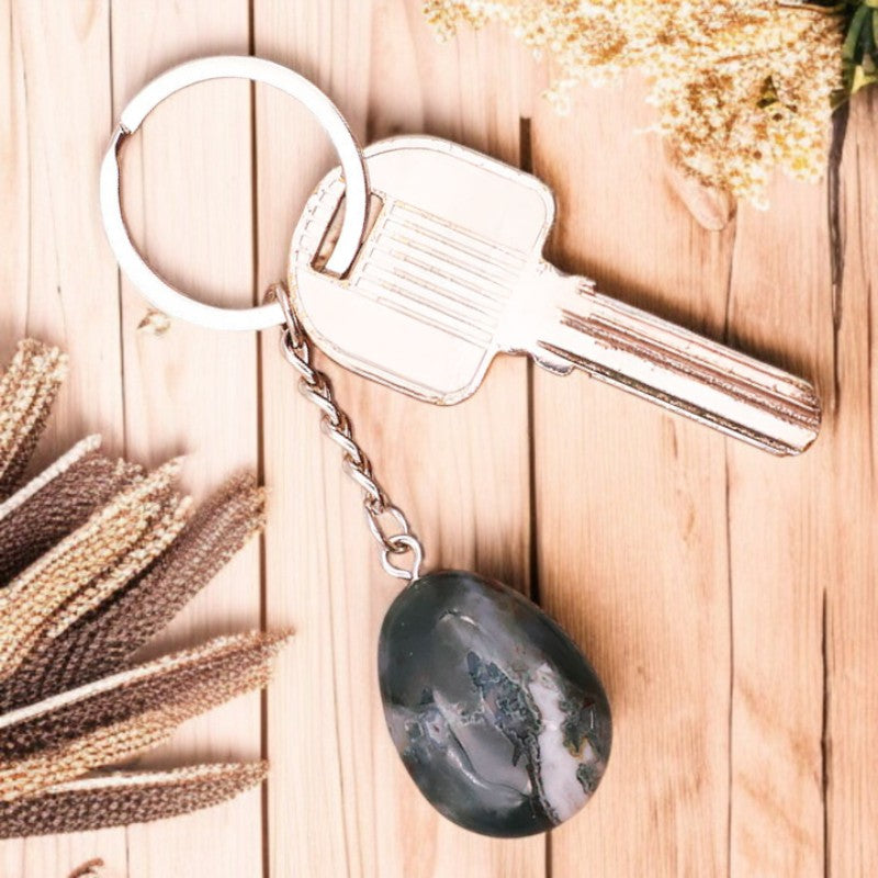 Détail du porte-clés en Agate Mousse, pierre naturelle verte aux inclusions végétales
