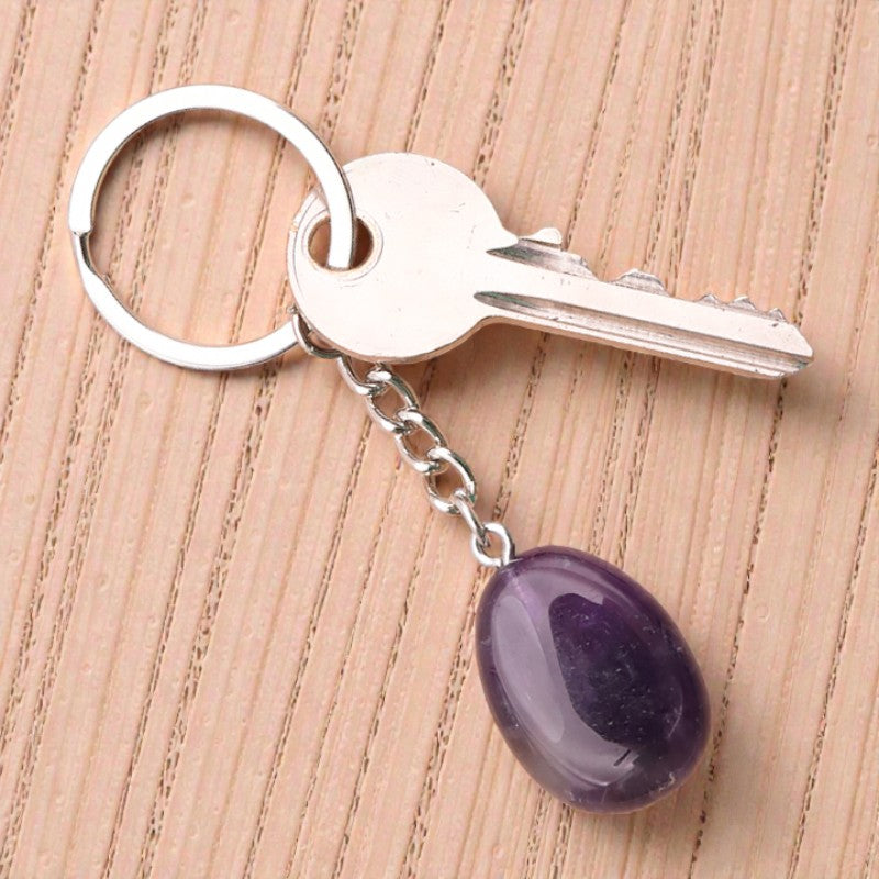 Détail du porte-clés en Améthyste, pierre naturelle violette de sérénité et d'intuition