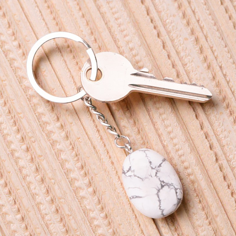 Gros plan sur le porte-clés en Howlite Blanche, pierre naturelle marbrée de calme et de maîtrise de soi