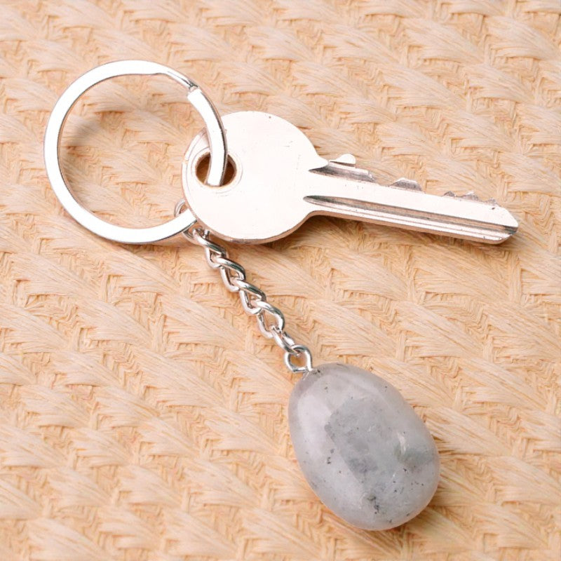 Détail du porte-clés en Labradorite, pierre naturelle irisée de protection et d'équilibre