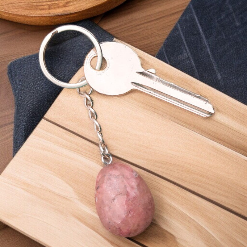 Détail du porte-clés en Rhodonite, pierre naturelle rose d'apaisement émotionnel