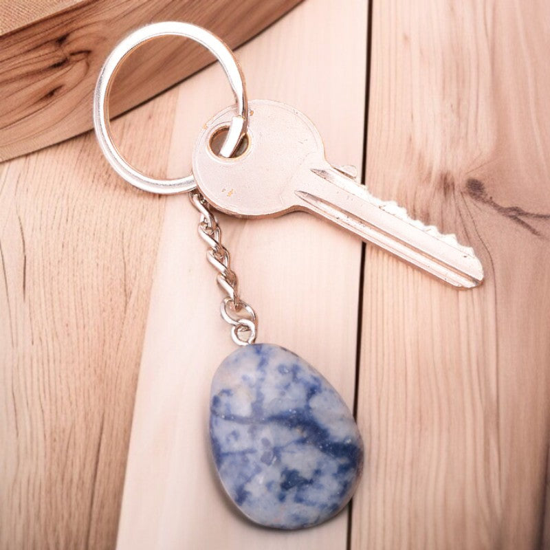 Gros plan sur le porte-clés en Sodalite, pierre naturelle bleue de clarté et de calme mental