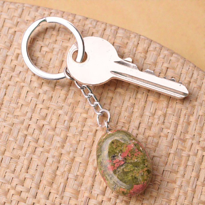 Détail du porte-clés en Unakite, pierre naturelle verte et rose d'équilibre et d'harmonisation