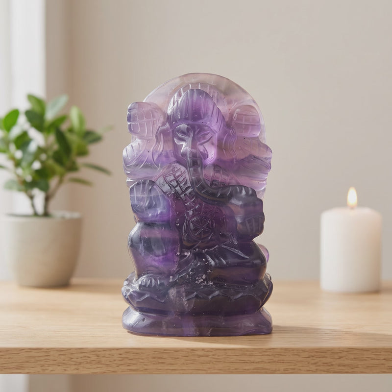 Statue Ganesh en fluorite violette et sa lumière translucide