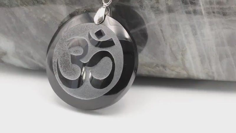 Vidéo du pendentif OM en obsidienne noire polie