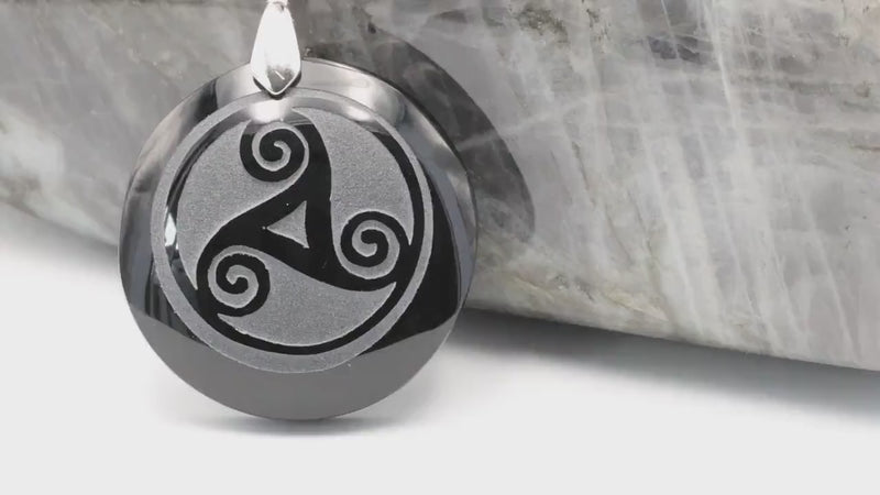 Vidéo du pendentif triskell en obsidienne noire polie