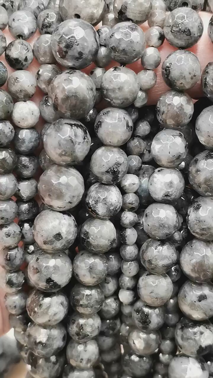 Vidéo des perles de larvikite facettées sur fil de 36 cm