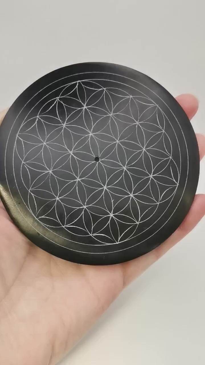 Porte-Encens fleur de vie en pierre saponite noire, Fleur de vie gravée en pierre ronde diamètre +/- 10 centimètres