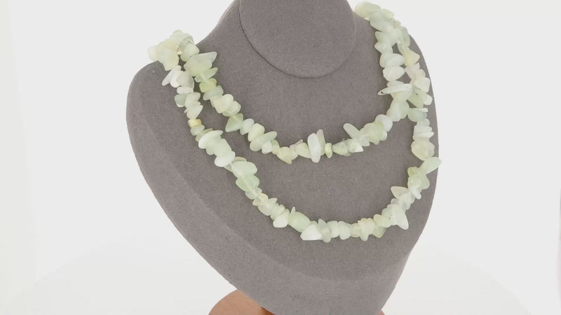 Vue détaillée du Collier (Sérénité Impériale) montrant les pierres baroques de Jade Vert lisse.