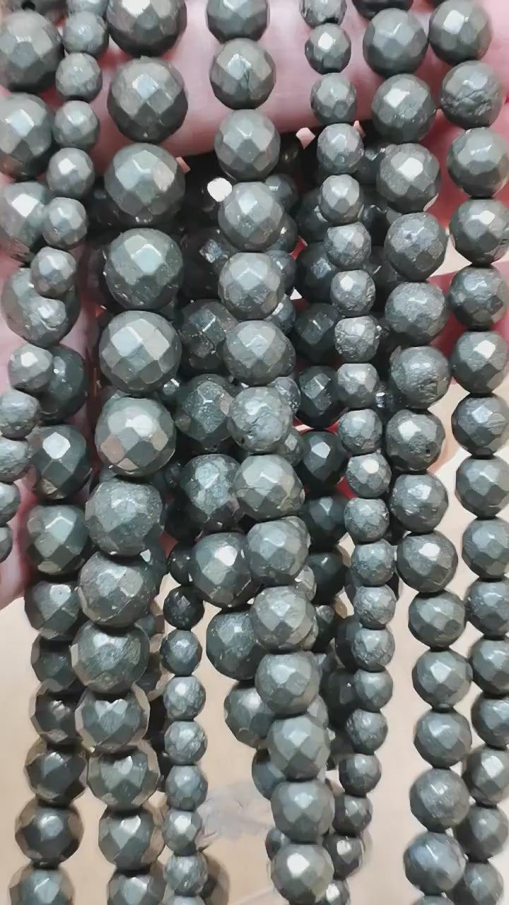 Vidéo des perles de pyrite facettées sur fil de 36 cm