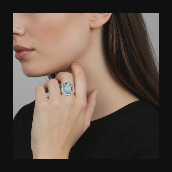 Symbole de calme et d’harmonie, la bague aigue-Marine favorise la communication, la confiance et la paix intérieure.