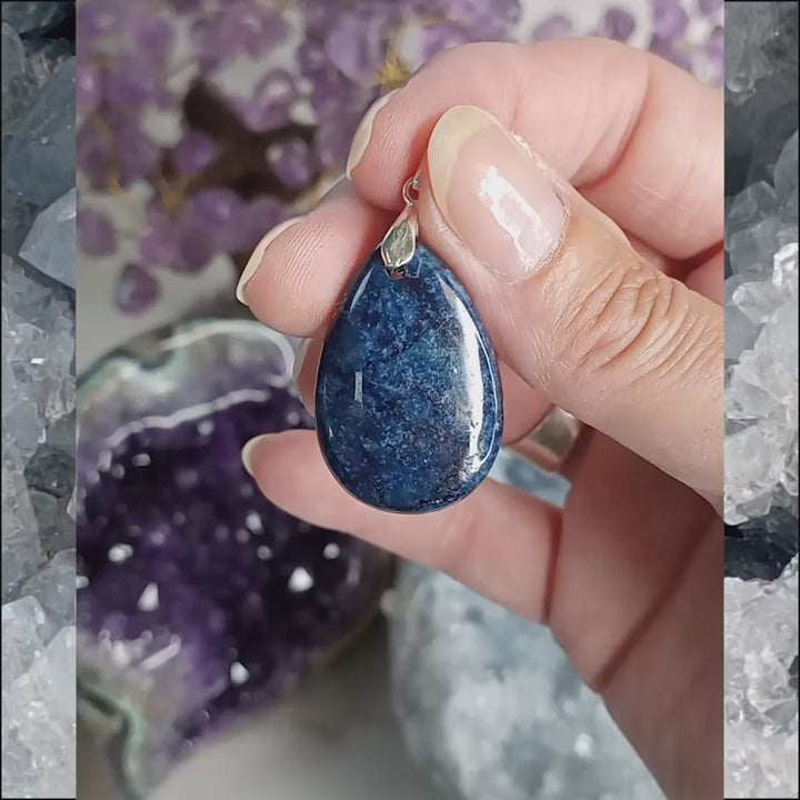 Pendentif en pierre Apatite Bleue, Un Bijou de Protection et de Force