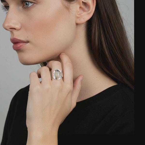 Laissez-vous envoûter par l’adularescence de la bague en Pierre de Lune : élégance, douceur et intuition au bout des doigts.