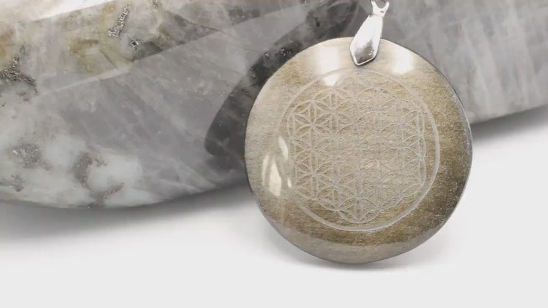 Vidéo du pendentif fleur de vie en obsidienne dorée et de ses reflets