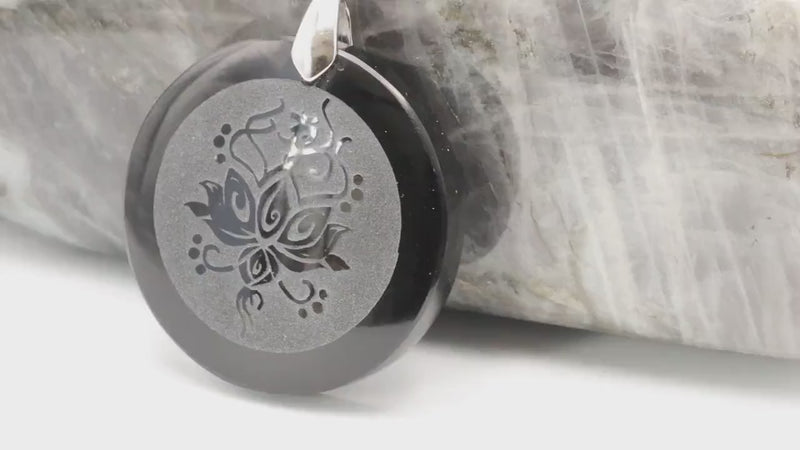 Vidéo du pendentif fleur de lotus en obsidienne noire polie
