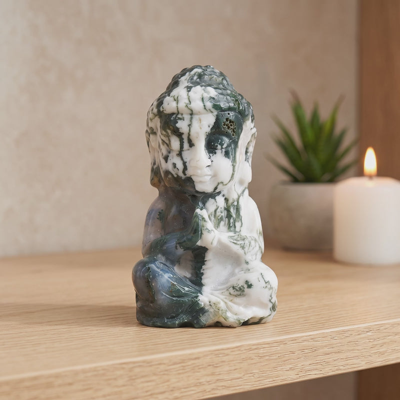 Statue Bouddha en agate arbre dans une décoration nature