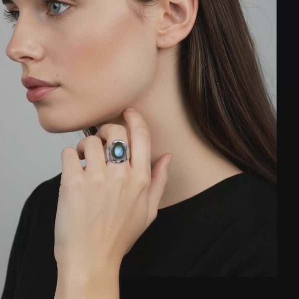 Pierre des thérapeutes et des âmes sensibles, la bague en Labradorite brille de reflets magiques tout en vous enveloppant d’une puissante énergie protectrice.