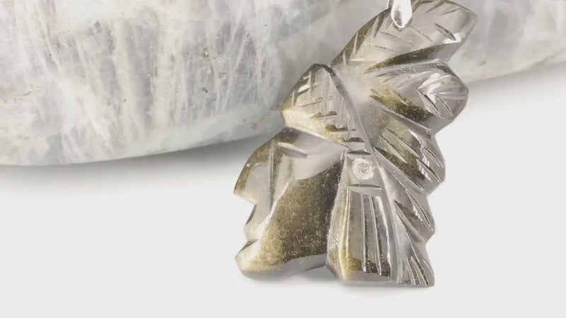 Vidéo du pendentif tête d'Indien en obsidienne dorée et de ses reflets