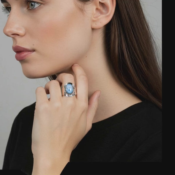 Symbole de paix et de douceur, la bague en Larimar évoque la mer et le ciel. Une bague apaisante qui invite à la détente et à l’harmonie intérieure.