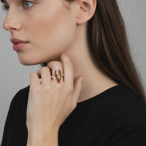 Bague en Ambre, pierre lumineuse et bienveillante, diffuse une énergie chaleureuse qui apaise l’esprit et ravive la vitalité intérieure.