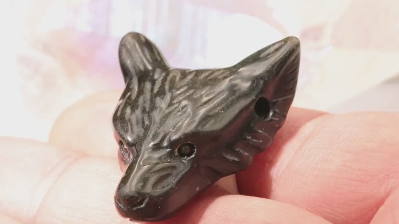 Vidéo du pendentif loup en obsidienne dorée et de ses reflets